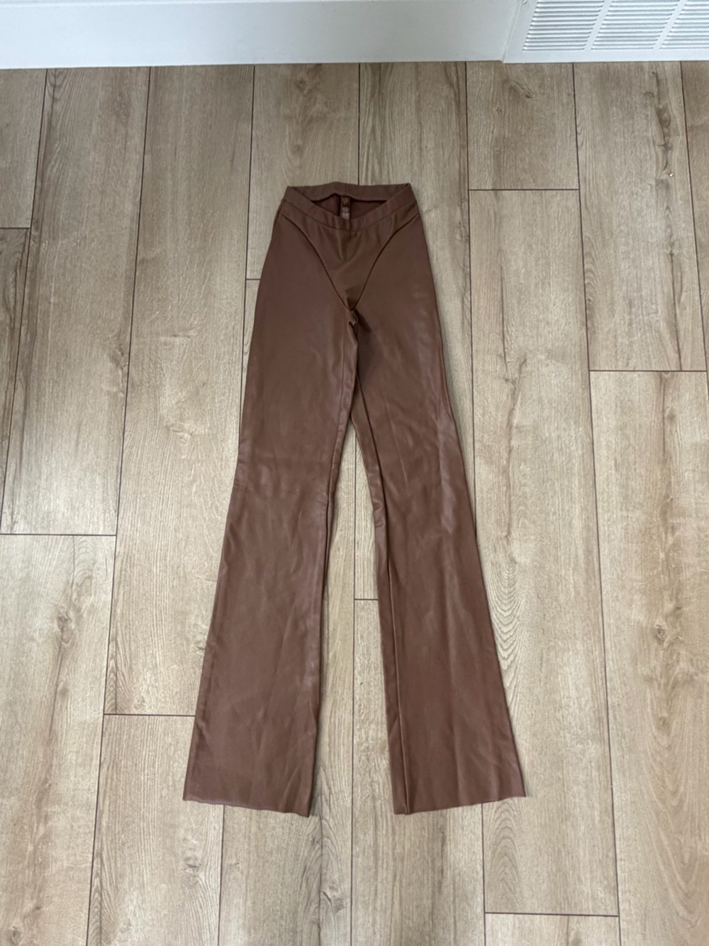 SKIMS Faux Leather Leggings in Taupe Brown